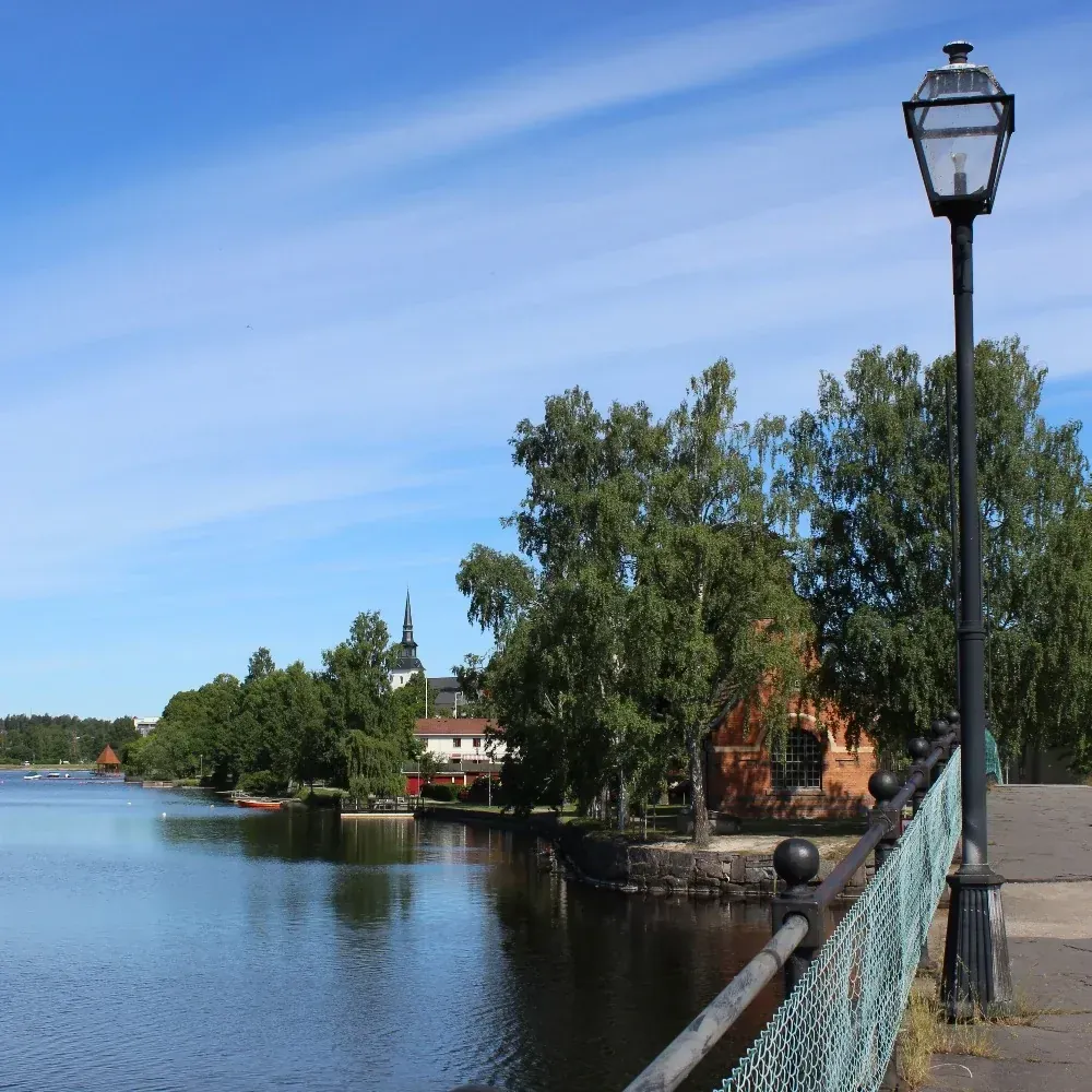 Utsikt över sjön i Lindesberg med kyrktornet i bakgrunden