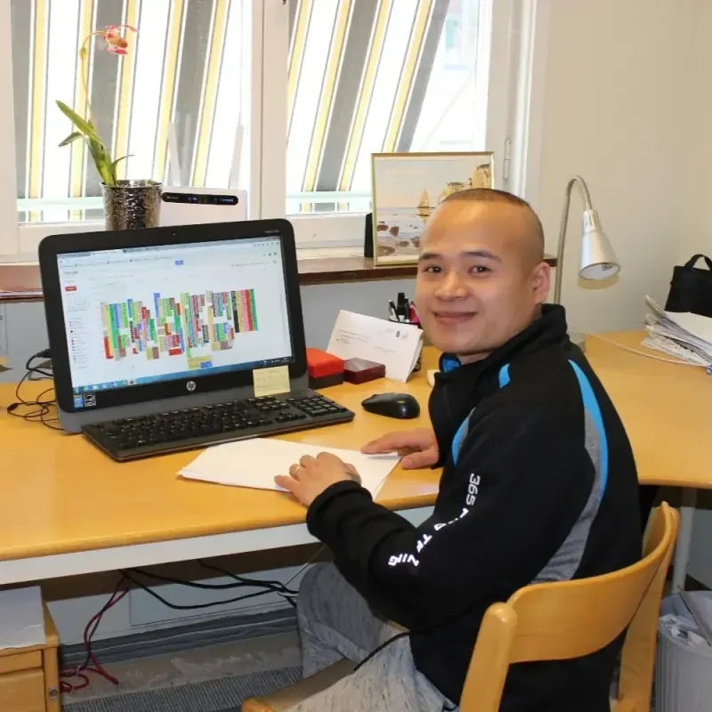 Medarbetare från Linde-Handtaget vid skrivbordet på kontoret